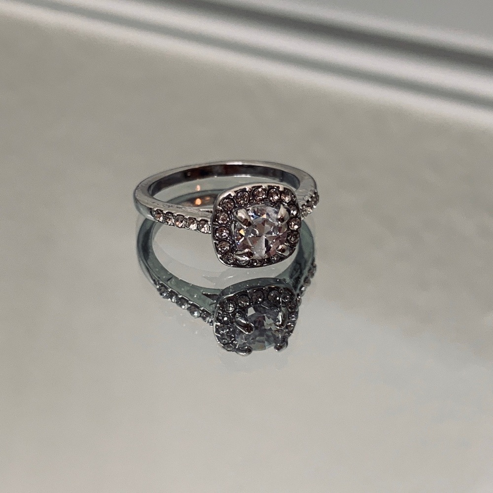 Sparkling Silver Round Shaped Ring 💍